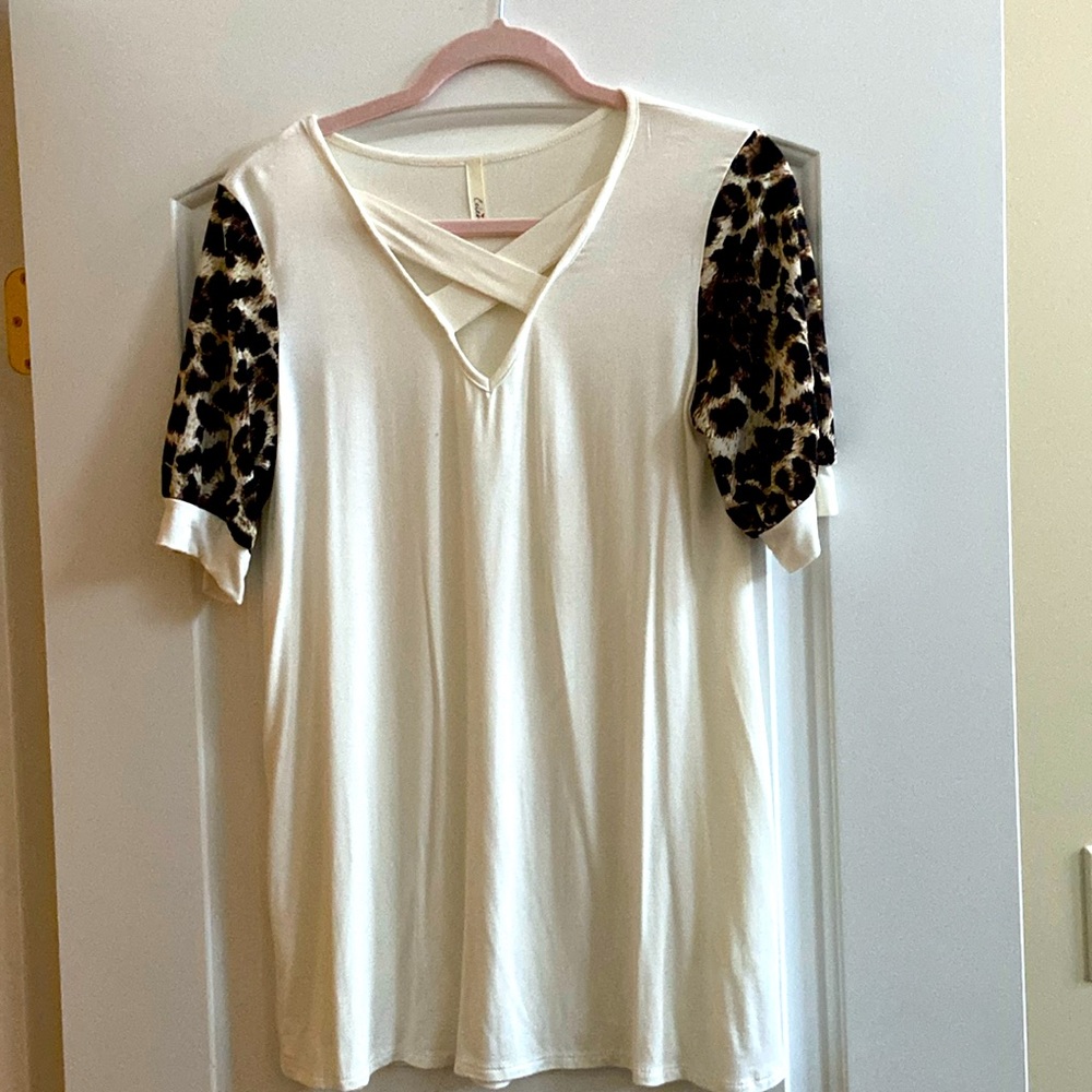 Cute crisscross style top in size S